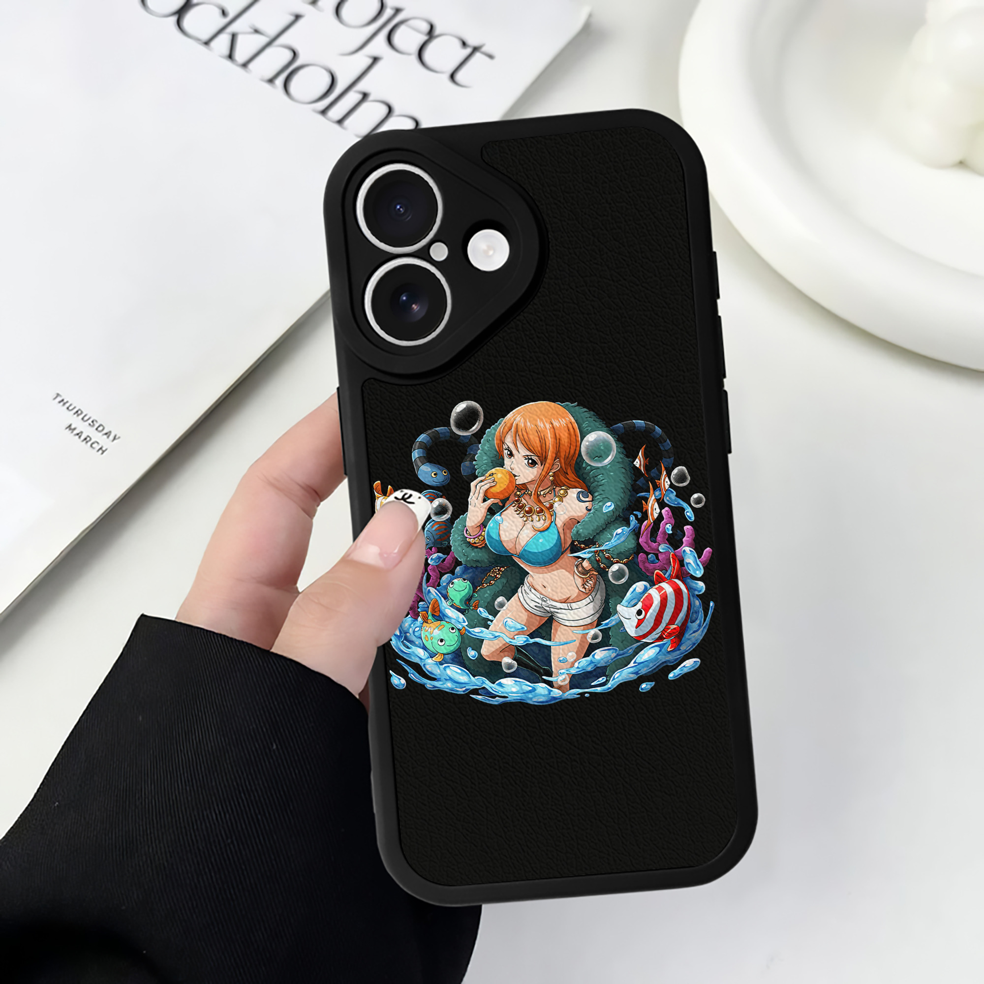 （画像用） ワンピース ナミ ONE PIECE Nami 【iPhone 16シリーズ対応】シリコンスマホケース（レザー調） 材質：シリコン